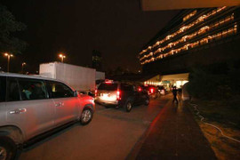 Ảnh, video: Tổng thống Obama được chào đón nồng nhiệt khi đến khách sạn Marriott