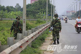 Trước giờ chuyên cơ chở ông Obama hạ cánh: An ninh thắt chặt từ vỉa hè đến sân bay