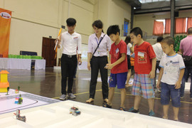 Xem học sinh tiểu học trổ tài điều khiển robot điêu luyện