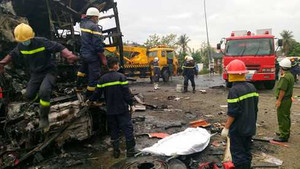 Cháy rụi 2 xe khách giường nằm lúc rạng sáng, nhiều người chết