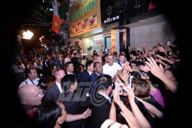 Ảnh, video: Dân Thủ đô nồng nhiệt 'vây kín' Tổng thống Obama ở quán bún chả Hà Nội