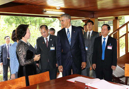 Ảnh: Tổng thống Obama thăm Nhà sàn Chủ tịch Hồ Chí Minh