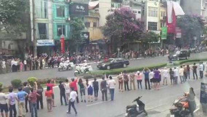 Video: Người dân Hà Nội đứng kín đường đón đoàn xe của Tổng thống Obama