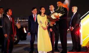 Clip: Cận cảnh nữ sinh xinh đẹp tặng hoa cho Tổng thống Obama tại sân bay Nội Bài