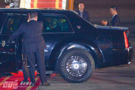 Cận cảnh Tổng thống Obama ngồi trong Cadillac The Beast ở Nội Bài