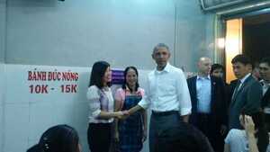 Clip: Tổng thống Obama diện sơ mi trắng đi ăn bún chả ở Hà Nội