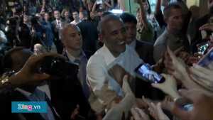 Clip: Tổng thống Obama cười hết cỡ, chạm tay với người dân tại quán bún chả