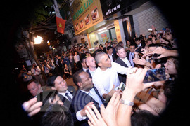 Vì sao Tổng thống Obama tháo nhẫn khi bắt tay ở quán bún chả?