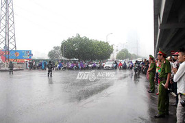 Người Hà Nội 'đội mưa' chờ tiễn Tổng thống Obama