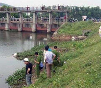 Trộm tiền của mẹ bị phát hiện, chị gái đánh em trai rơi xuống đập nước