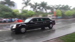 Video: Đoàn xe 'khủng' chở ông Obama băng băng lướt trong mưa rời Hà Nội