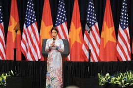 Video: Ca sỹ Mỹ Linh hát Quốc ca Việt Nam khai mạc sự kiện của TT Obama