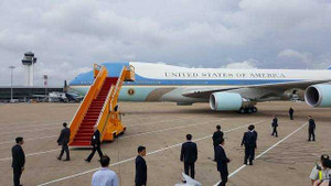 Cận cảnh chuyên cơ Air Force One chở Tổng thống Obama đáp xuống sân bay Tân Sơn Nhất