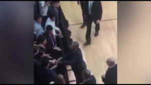 Clip: Ông Obama tháo nhẫn cưới khi bắt tay thanh niên Argentina