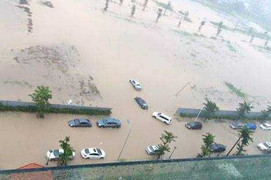 Hà Nội: Dân chung cư choáng váng tỉnh dậy thấy sống trong ốc đảo