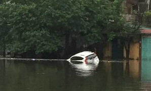 Nhiều ô tô bị nhấn chìm, dân Thủ đô lao ra đường vớt cá giữa đêm