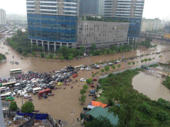 Ảnh: Ngập mọi ngả đường, giao thông Hà Nội tê liệt