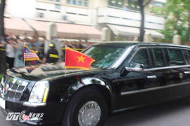 'Quái vật' The Beast chở Tổng thống Obama phóng như bay giữa ngàn tiếng reo hò