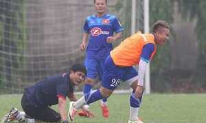 HLV Hữu Thắng bị học trò hạ 'knock-out' ngay trên sân