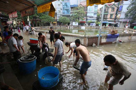 Dân hò nhau đi bắt cá trên đường phố Thủ đô