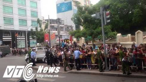 Người dân TP.HCM đứng kín đường tiễn Tổng thống Obama rời Việt Nam