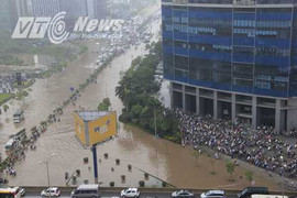 Cảnh tượng không thể tin nổi dưới chân toà nhà cao nhất Hà Nội