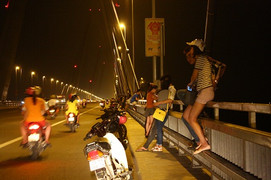 Truy quét các điểm 'hò hẹn' và 'bẫy người' trên cầu Nhật Tân, Đông Trù