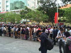 Video: Hàng ngàn người xếp hàng từ sáng sớm ở GEM Center đợi Tổng thống Obama