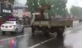 Video: Chiếc xe tải bất ngờ chắn ngang đoàn xe ông Obama đi qua