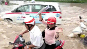 Clip: Xe máy bị sóng đánh ngã dúi dụi trong biển nước ở Thủ đô