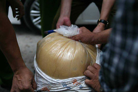 CSGT Hà Nội bắt xe chở hàng tấn mỡ bẩn bốc mùi hôi thối