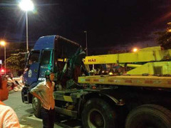 Xe đầu kéo phanh gấp, khối thép 45 tấn văng xuống đường