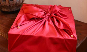 Ông Obama tặng vợ món quà gì sau chuyến công du Việt Nam?