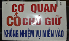 Tấm biển kỳ lạ xuất hiện hằng đêm trước cổng bến xe ở Hải Dương