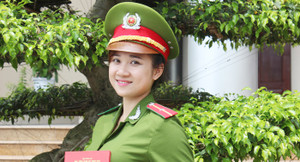 Vẻ đẹp rạng ngời của nữ sinh cảnh sát trong lễ tốt nghiệp