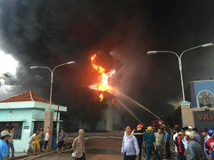 Hơn 300 lính cứu hỏa kiệt sức dập đám cháy lớn suốt 5h ở công ty nệm Vạn Thành