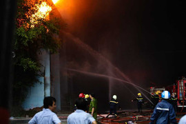 Lính cứu hỏa kiệt sức dập đám cháy nệm Vạn Thành