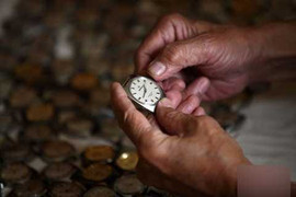 Chịu chơi, cụ ông sắm 1.600 chiếc đồng hồ