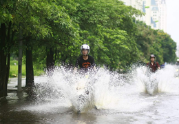 Nhóm thanh niên đi môtô té nước bẩn khiến dân mạng tranh cãi