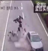 Clip: Ôtô hất tung người đi xe máy lên không trung