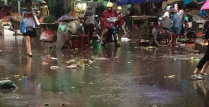 Đau đớn nhìn thấy thi thể cháu bé nằm giữa trời mưa