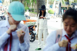 Đào Anh Khánh nhích từng cm quanh hồ Gươm