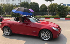 Bật cười hình ảnh đi xe mui trần, che ô