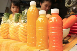 Nắng gắt, nước ép hoa quả 15.000 đồng khắp vỉa hè Hà Nội, dân buôn thu bạc triệu