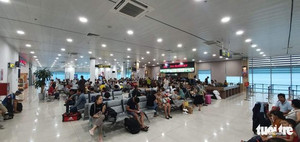 Máy bay hư lốp, khách chờ 5 tiếng chưa bay lại, Vietjet nói gì?