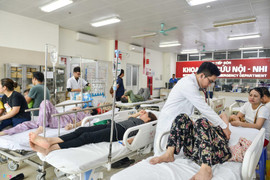 Quá đau đầu ngày nắng nóng, bệnh nhân kêu gào trong phòng cấp cứu