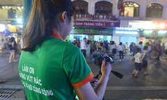 Đề xuất công khai hình ảnh người xả rác trên phố đi bộ Hồ Gươm