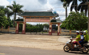 Chỉ khiển trách, cảnh cáo các cán bộ chiếm đoạt tiền đền bù xây nghĩa trang liệt sỹ