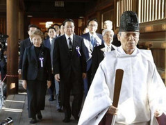 Thủ tướng Abe gửi đồ lễ tới đền Yasukuni giữa căng thẳng với Hàn Quốc