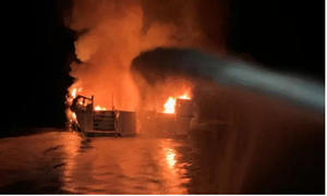 Cháy tàu du lịch ở Mỹ, 8 người chết và hàng chục người mất tích